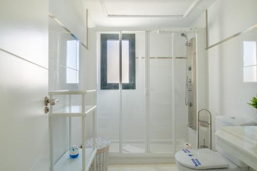 A bathroom at 2193-Modern apt with terrace and seaview