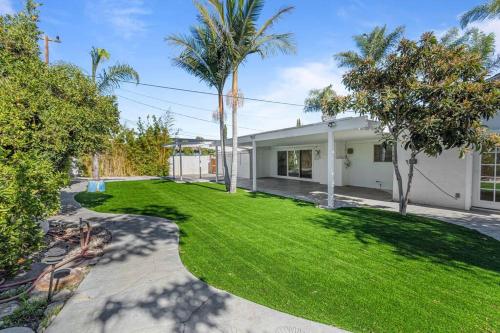 Κήπος έξω από το Modern 4 King Beds, Beautiful Large Backyard, Golf, WFH, Long Stays, WI-FI, FWY, 25 mins to Beach