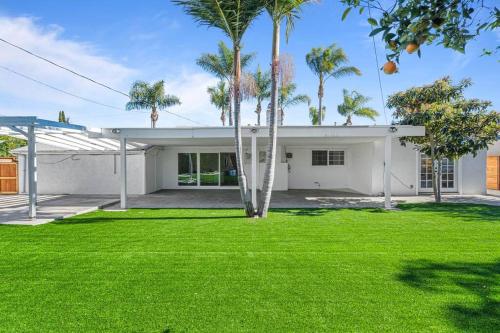 Κήπος έξω από το Modern 4 King Beds, Beautiful Large Backyard, Golf, WFH, Long Stays, WI-FI, FWY, 25 mins to Beach