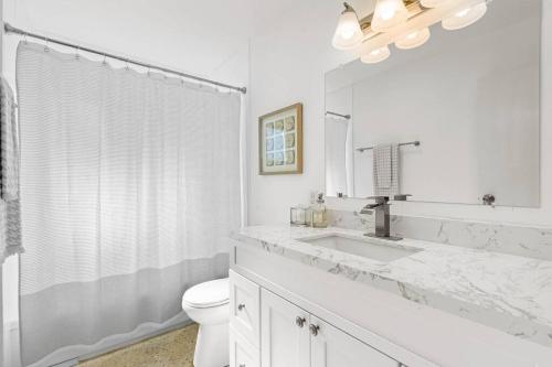 Ένα μπάνιο στο Modern 4 King Beds, Beautiful Large Backyard, Golf, WFH, Long Stays, WI-FI, FWY, 25 mins to Beach