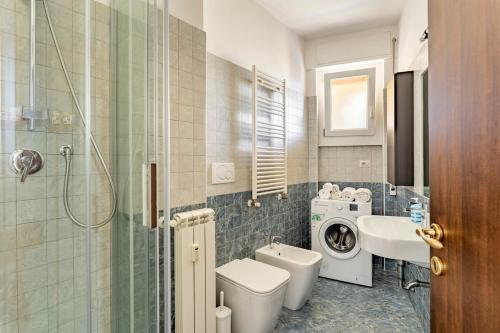 ローマにあるCasa Vacanze Alessioのバスルーム(トイレ、洗面台、洗濯機付)