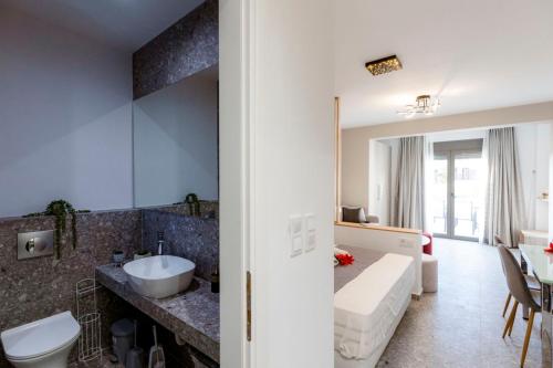 La salle de bains est pourvue d'un lavabo et de toilettes. dans l'établissement TwinStars Superior Apartment, à Gerakini