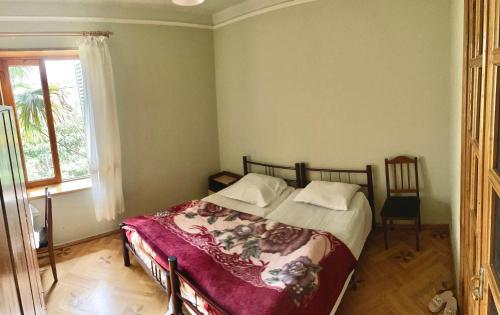 sypialnia z łóżkiem i oknem w obiekcie Guesthouse Georgia w mieście Sagarejo