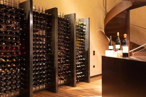 une cave à vin avec un mur de bouteilles de vin dans l'établissement Ca' del Profeta Ristorante & Relais, à Montegrosso dʼAsti