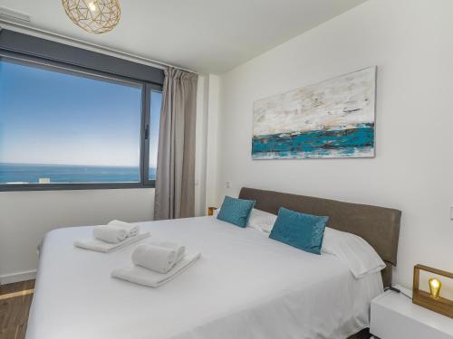 ソトグランデにある2254-Luxury villa with private pool and seaviewのベッドルーム1室(大きなベッド1台、大きな窓付)
