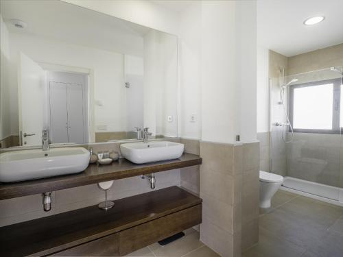 ein Badezimmer mit zwei Waschbecken und einem WC in der Unterkunft 2254-Luxury villa with private pool and seaview in Sotogrande