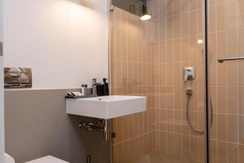 een badkamer met een wastafel en een douche bij Umhlanga Arch, Luxury Sea View Apartment in Durban