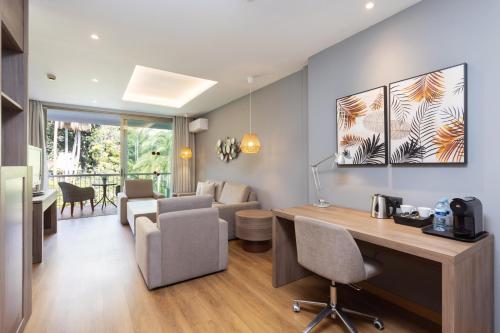 a home office with a desk and a living room at Hotel Colon Rambla in Santa Cruz de Tenerife