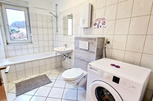 ハーゲンにあるModern 3-Room Apartment with Balcony & Free Parking & Free Wi-Fi in Hagen - HA03の白いバスルーム(洗濯機付)