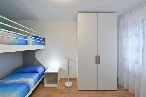 Ca' 84 Burano في بورانو: غرفة نوم مع سرير بطابقين وخزانة