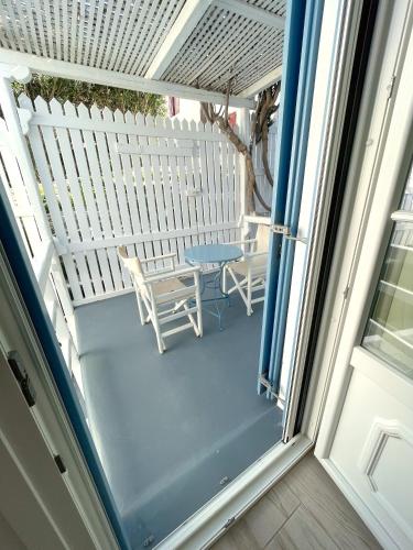 a balcony with a table and chairs on it at Lefteris in Mýkonos City