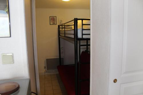 a bathroom with a bunk bed in a room at Appartement Lac de Payolle in Campan