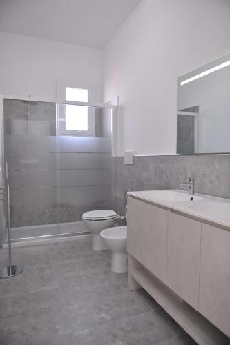 ein Bad mit einem WC, einem Waschbecken und einer Dusche in der Unterkunft Villa Rachele in Sant'Isidoro