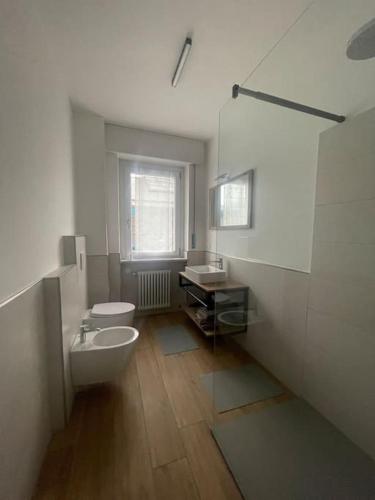 een witte badkamer met een wastafel en een toilet bij Jupiluc- Pointe de la Pierre-CIR 0194 in Aosta