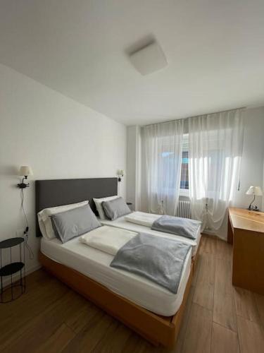 een slaapkamer met een groot bed en een raam bij Jupiluc- Pointe de la Pierre-CIR 0194 in Aosta