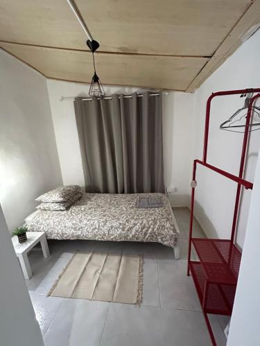 Ένα ή περισσότερα κρεβάτια σε δωμάτιο στο Avra House
