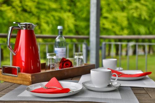 een tafel met borden en bekers en een fles wijn bij Major mit Ostseeblick Haus Fore in Lohme