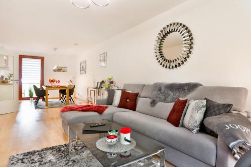 een woonkamer met een bank en een tafel bij Major mit Ostseeblick Haus Fore in Lohme