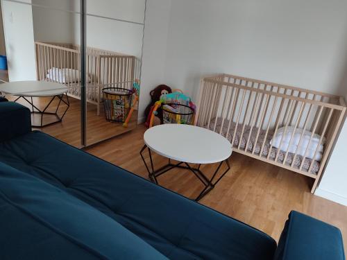 - un salon avec un canapé et 2 lits bébé dans l'établissement Parc EXPO prte d'orléans ORLY CDG Terrasse parking, à Bagneux