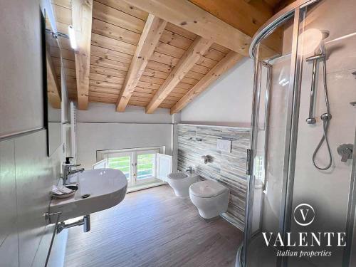 bagno con 2 servizi igienici, lavandino e doccia di Villa Valente - Apartments a Capannori
