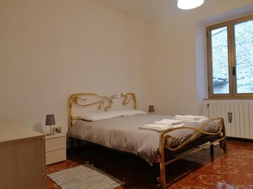 sypialnia z łóżkiem i oknem w obiekcie Appartamento Isabella w mieście Pistoia