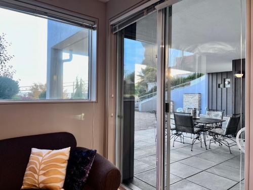 un soggiorno con porte scorrevoli in vetro che conducono a un patio. di Kia Oceanview Property a West Vancouver