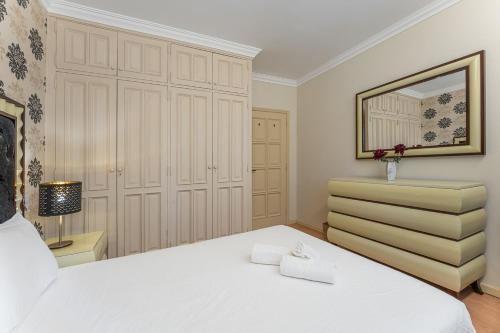 una camera con letto bianco e cassettiera di Coastal escape in Lavra a Lavra