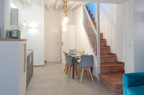 a kitchen and dining room with a table and chairs at ABAL Apartments - Barrio in Alicante