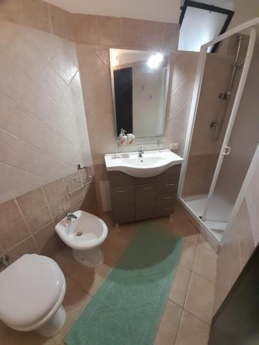 Nuova Valmar "Bilo 52" vista mare في كوستا ري: حمام مع مرحاض ومغسلة ومرآة