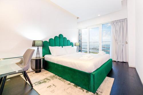 Кровать или кровати в номере LUX - Lavish Suite with Full Palm Jumeirah View 1