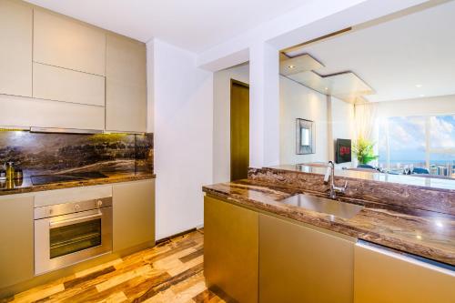 Кухня или мини-кухня в LUX - Lavish Suite with Full Palm Jumeirah View 1
