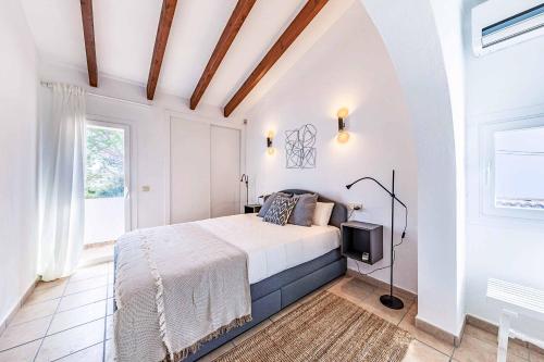 a bedroom with a bed and a tv in it at Villa Monsy 1 in El Port