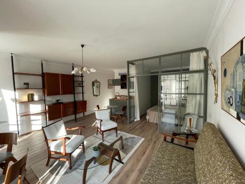 un salon avec un canapé et des chaises dans l'établissement FELIX FAURE PALAIS DES FESTIVALS CROISETTE VIEUX PORT, à Cannes