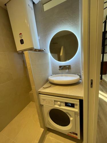 une salle de bain avec un lavabo et une machine à laver dans l'établissement FELIX FAURE PALAIS DES FESTIVALS CROISETTE VIEUX PORT, à Cannes