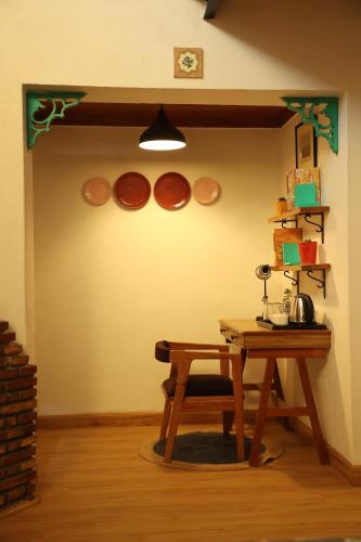 a room with a table and plates on the wall at The Lanswood Estate in Lansdowne