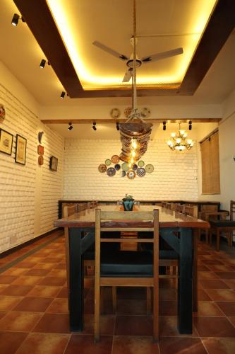 a dining room with a table and a ceiling fan at The Lanswood Estate in Lansdowne