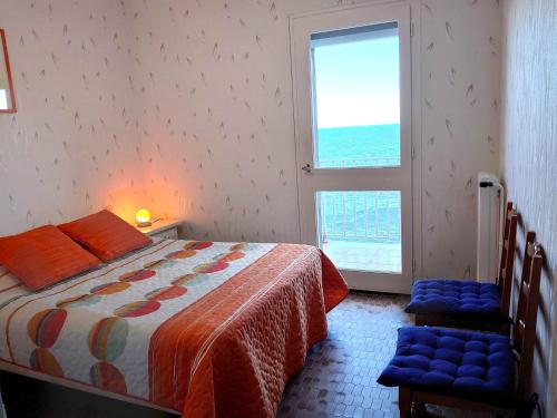 une chambre avec un lit et une grande fenêtre dans l'établissement 6BAT3 Appartement vue mer, à Collioure
