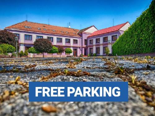 una grande casa rosa con le parole parcheggio gratuito di U Heligonky a Brno