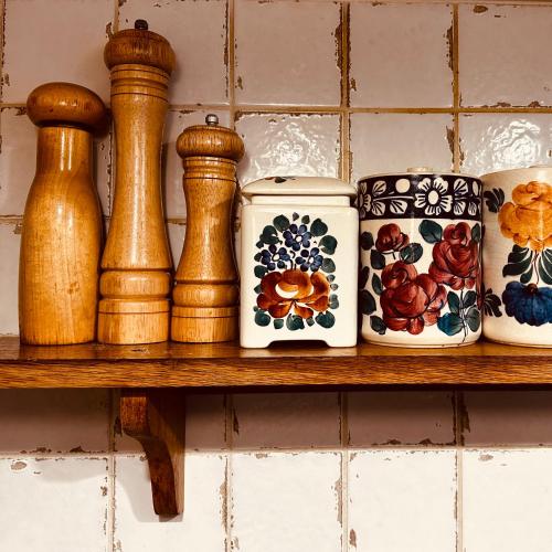 a shelf with vases and other items on it at Dom Puchacza w Lądku-Zdroju in Lądek-Zdrój