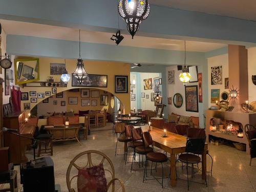 un restaurante con mesas y sillas en una habitación en Auberge Chez Hassan en Imsouane