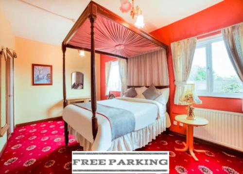 - une chambre rouge avec un lit à baldaquin dans l'établissement OYO The Royal Hotel, à Newcastle upon Tyne