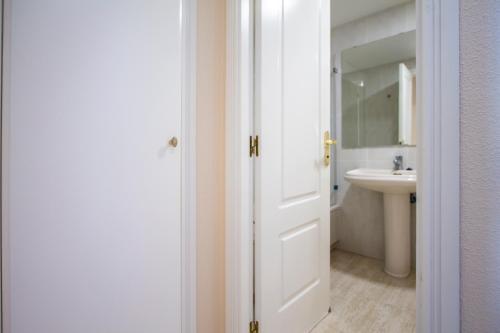 a bathroom with a white door and a sink at ESPACIO 5 - Primera Línea de Playa in Cullera