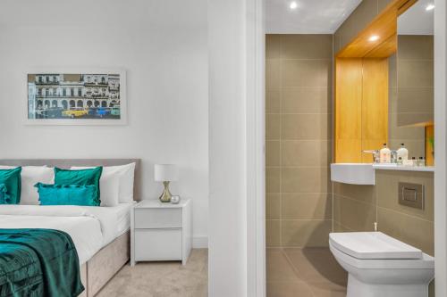 a bedroom with a bed and a toilet and a bathroom at Two Bedroom Serviced Apartment in Stratford in London