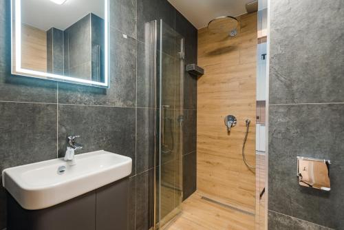 y baño con lavabo y ducha. en Apartamenty na Uroczysku, en Szklarska Poręba
