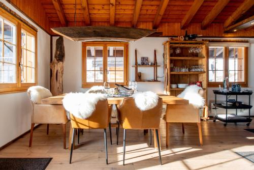 una sala da pranzo con tavolo e sedie in legno di Chalet Bijou a Blitzingen
