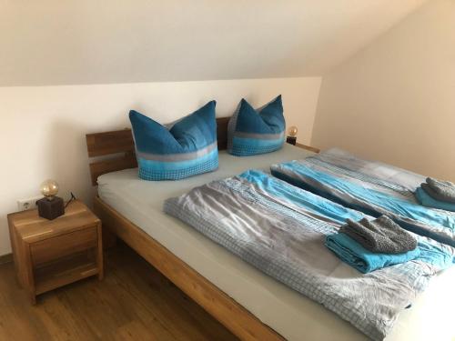 A&C Bergen في لوكاو: غرفة نوم عليها سرير ومخدات زرقاء