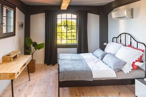 a bedroom with a bed and a table and a window at Boddenloft Wohnung 4.1 in Barth