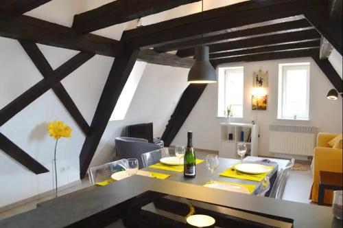 ein Esszimmer und ein Wohnzimmer mit einem Tisch in der Unterkunft Bretzel & Raisin - Hypercentre de Colmar in Colmar