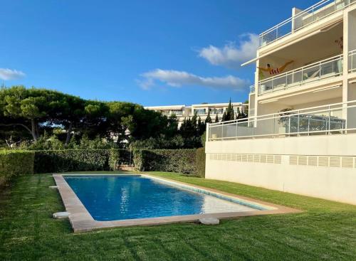 a swimming pool in a yard next to a building at Fantástico apartamento con increíble vistas in Punta Grossa
