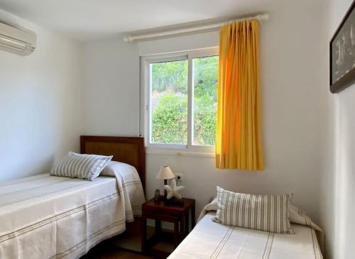 a bedroom with two beds and a window at Fantástico apartamento con increíble vistas in Punta Grossa